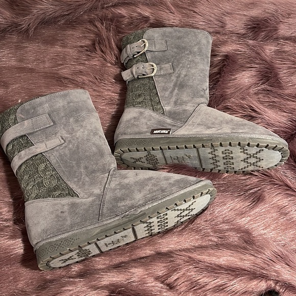Mukluks pull up faux suede grey boots SZ 10 w sweater accent and 2 adj buckles - Picture 2 of 4